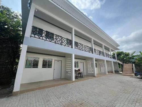 un gran edificio blanco con balcón. en Diva house, en Chiang Mai