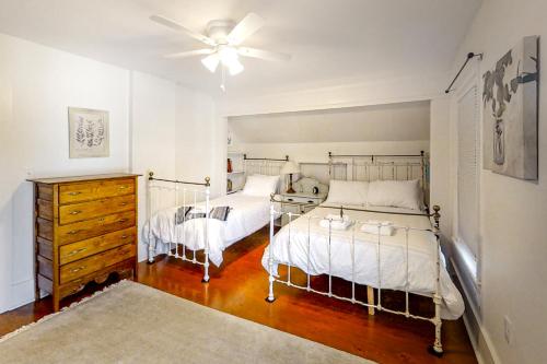 a bedroom with two beds and a ceiling fan at Boothbay Cottage in Boothbay Harbor