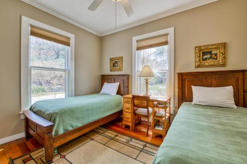 A Beautiful View في Lake Junaluska: غرفة نوم بسريرين و مكتب و نافذتين