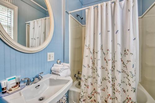 A Beautiful View في Lake Junaluska: حمام مع مغسلة وستارة دش