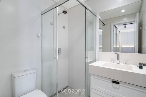 a bathroom with a shower and a toilet and a sink at Studio completo a poucos passos da Praia - KPL0806 in São José