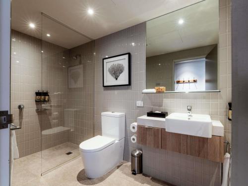 un bagno con wc, lavandino e doccia di Peppers Marysville a Marysville