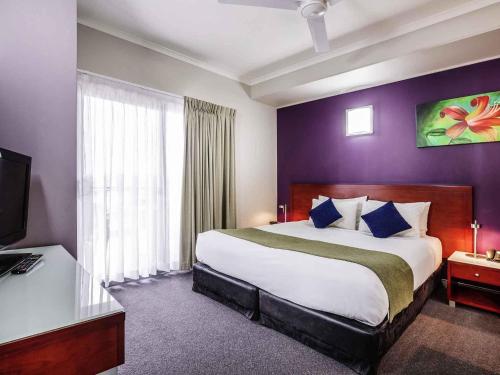 Postel nebo postele na pokoji v ubytování Novotel Darwin Airport