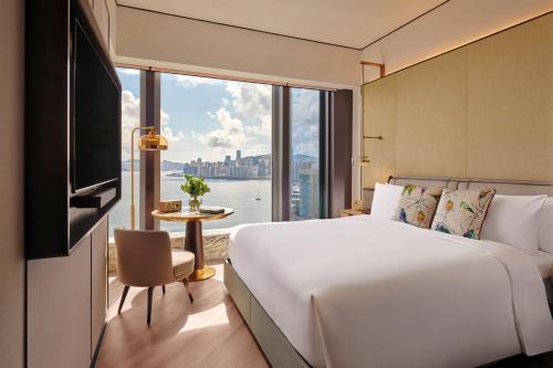 Postel nebo postele na pokoji v ubytování Kimpton Tsim Sha Tsui Hong Kong