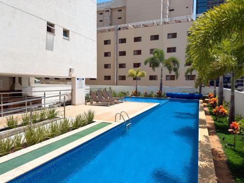 une piscine devant un bâtiment dans l'établissement STAY Lounge 22, à Goiânia