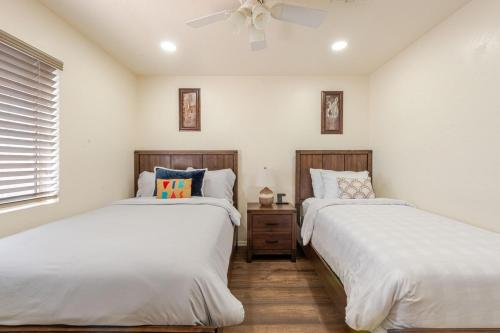 En eller flere senge i et værelse på Welcome to Luxe Stays