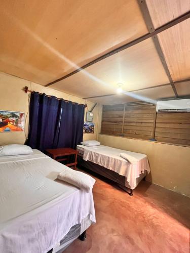 a room with two beds in a room at Bedrooms where Charlie in El Paredón Buena Vista