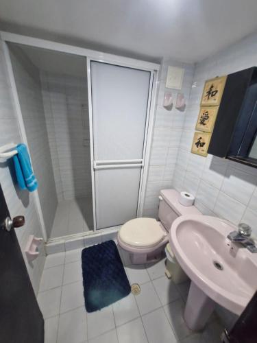 Un baño con ducha, inodoro y lavabo. en Apartamentos Vacacionales Cartagena, en Cartagena de Indias