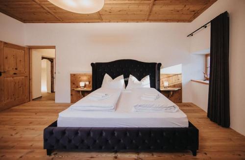 Un dormitorio con una cama grande con sábanas blancas. en Casa Relajante, en Teruel