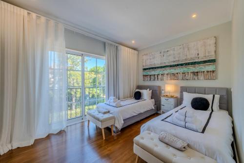 5 star Luxury Palmview apartment with large terrace and communal pool