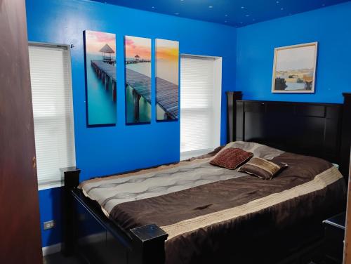 En eller flere senge i et værelse på Just near the beach