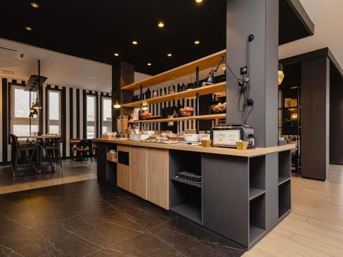 a restaurant with a counter in a room at ibis Nancy Centre Stanislas in Nancy