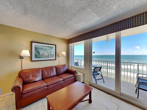 SeabreezeHarbour Beach Resort 705的带沙发的客厅，可欣赏海景