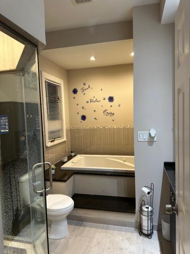 Un baño con bañera y WC. en Spacious 3 Bedroom Near Train Station, en Malden