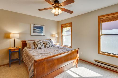 Ένα ή περισσότερα κρεβάτια σε δωμάτιο στο 3 Blocks to Angel Fire Resort Kid-Friendly Condo