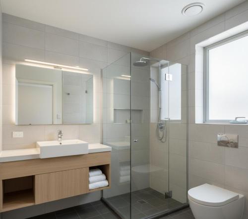 Un baño con lavabo, inodoro y ducha. en Yenibir Apart, en Alejandreta