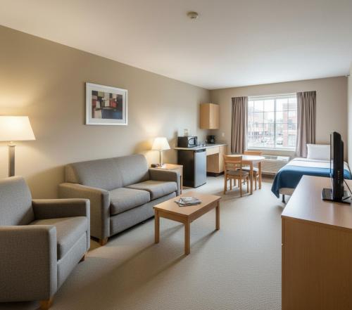 una habitación de hotel con un sofá y una cama en Yenibir Apart, en Alejandreta