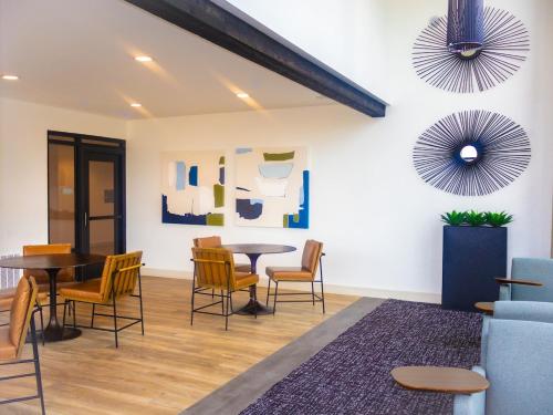 a dining room with tables and chairs in a room at New! The Vibe Med Center Apartments - Central Houston in Houston