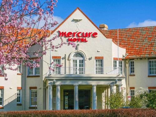 a white building with a sign that reads metro north at Mercure Canberra in Canberra