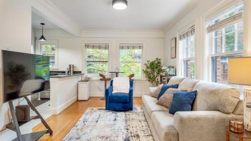シアトルにあるCharming Downtown Seattle Condo Steps from Iconic Sights!のソファとテレビのあるリビングルーム