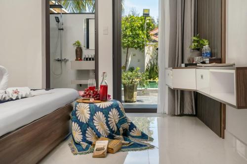 une chambre avec un lit et une table dans une pièce dans l'établissement Coastal Heaven villa,5' walk beach, pacefull villa, à Hà Bàng