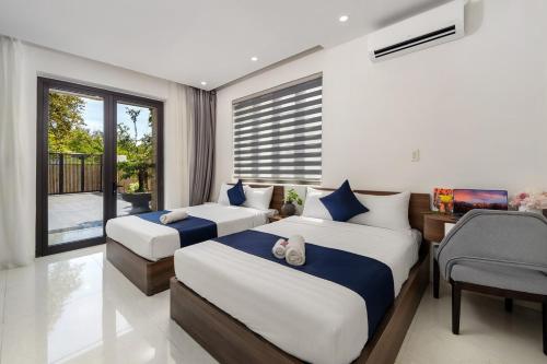 une chambre avec deux lits et un balcon dans l'établissement Coastal Heaven villa,5' walk beach, pacefull villa, à Hà Bàng