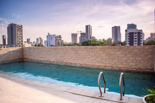 einen Pool mit einer Skyline der Stadt im Hintergrund in der Unterkunft Vertical 60 in Santa Cruz de la Sierra