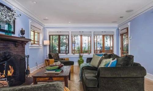 Et opholdsområde på Two Bedroom Beach Bungalow in Venice