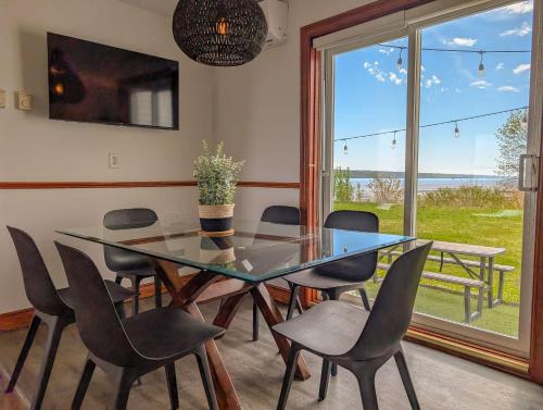 Μπαλκόνι ή βεράντα στο Condo 2 - Bord de l'eau SPA Barbecue & Foyer