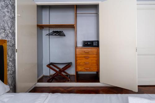 una camera da letto con un letto, un armadio e un microonde di HOTEL REGIS a Buenos Aires