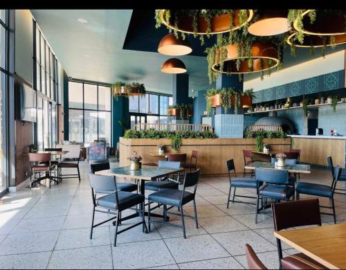 Un comedor con mesas y sillas en un restaurante. en Crystal ace lagoon, en Midrand