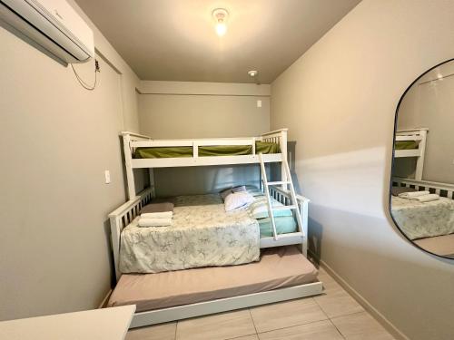 Un dormitorio con dos literas en una habitación. en Pousada da Laís, en Blumenau