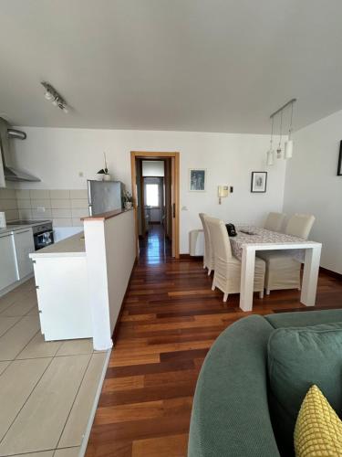 2BR Apartment-next to Old Town-Private Parking