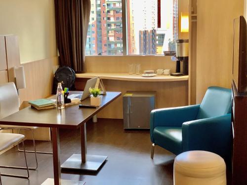 ein Zimmer mit einem Tisch und einem Stuhl und einem Tisch und einem Tisch sidx sidx in der Unterkunft ibis Medellin in Medellín