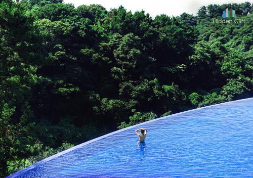 Piscina de la sau aproape de Hidden Cliff Hotel and Nature