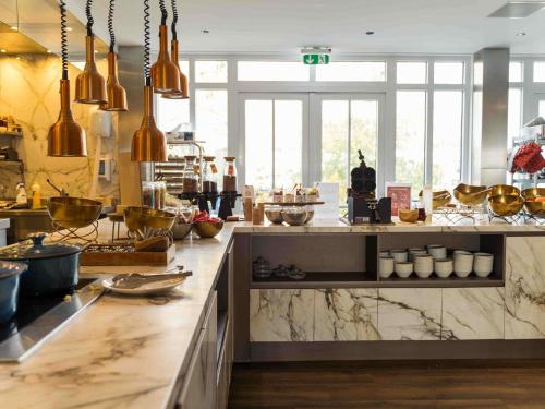 eine Küche mit einer Arbeitsfläche voller Zutaten in der Unterkunft Hotel Ter Zand - Handwritten Collection in Burgh Haamstede