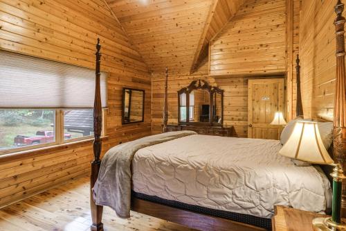 una camera con un letto in una baita di tronchi di Idyllic Mtn Retreat with Hot Tub Near Shenandoah NP! a Zepp