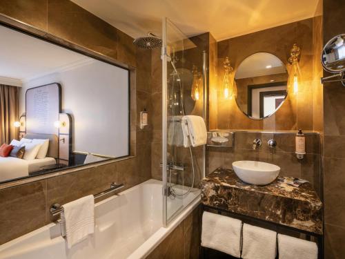Ένα μπάνιο στο Mercure Versailles Paris Ouest