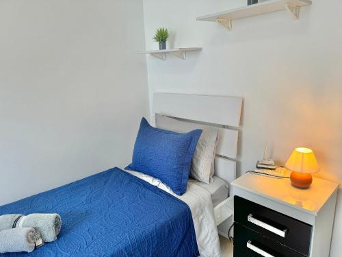 Ένα ή περισσότερα κρεβάτια σε δωμάτιο στο Apartamento com piscina em Olaria