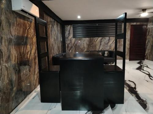 une salle de bain avec une baignoire noire dans une chambre dans l'établissement Río 3 Spacious Loft with incredible river views, à Tierra Colorada