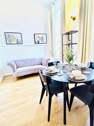 a living room with a table and chairs and a couch at One Bedroom Flat B in Kentish Town in London