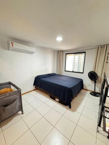 a bedroom with a blue bed and a window at Duplex no centro de Belém - Proximo a nova Doca in Belém