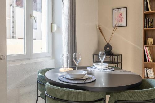 Η βιβλιοθήκη του διαμερίσματος