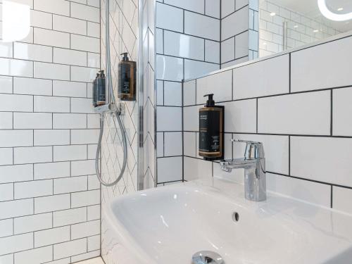 ソールズベリーにあるMercure Salisbury White Hart Hotel & Apartmentsの洗面台と鏡のある白いバスルーム