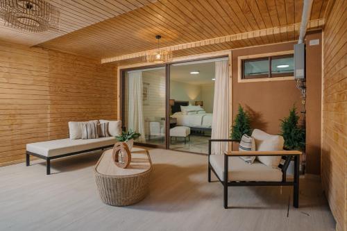 a living room with a couch and a bed at Hotel Dorys de Lourdes in Paihuano