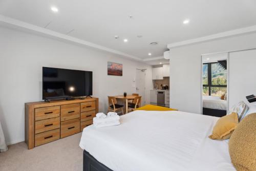 TV a/nebo společenská místnost v ubytování Modern Studio with fantastic Mountain Views