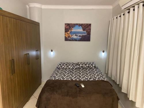 a bedroom with a bed and a painting on the wall at Apartamento 03 São Brás COP30 in Belém