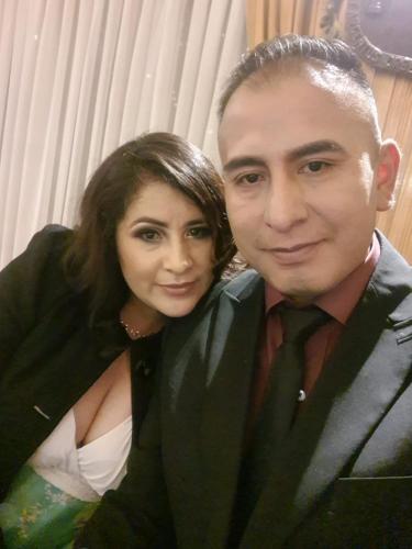 ポトシにあるCarの写真を撮る男性と女性