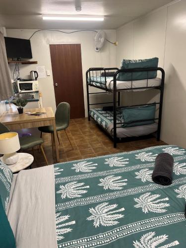 a room with a bed and a table with a bed gmaxwell gmaxwell gmaxwell at Pandanus on Litchfield in Batchelor