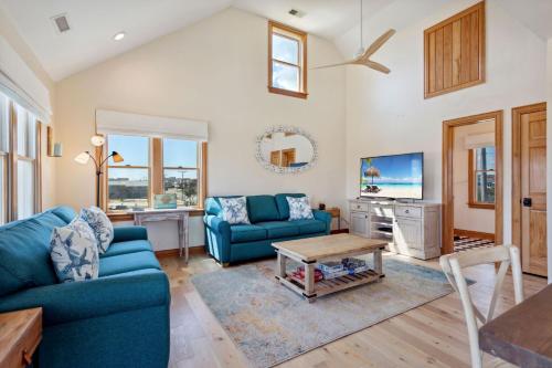 un salon avec deux canapés bleus et une table dans l'établissement 6002 - Cedar Sandcastle, à Croatan Shores